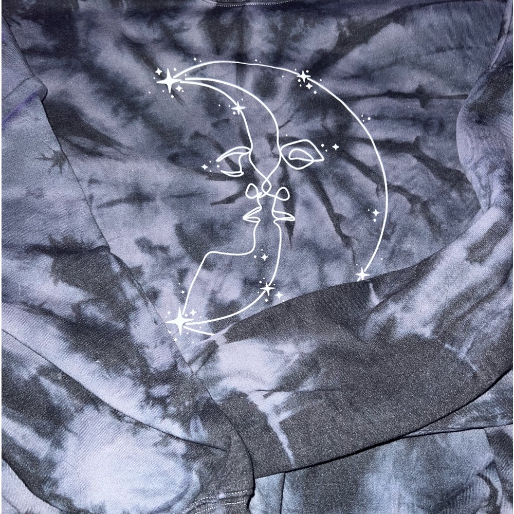 black and blue tie dye crew neck. one size in great condition. worn twice.